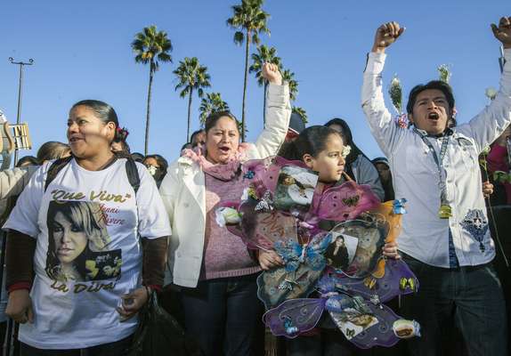 Fans y familia de Jenni Rivera llegaron al Gibson Amphitheatre para el memorial de 'La Diva de la Banda'
