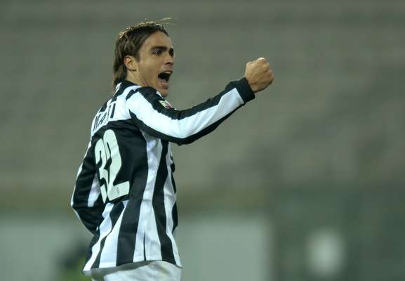 Líder isolada do Campeonato Italiano, a Juventus contou com dois gols de Macri para virar nos acréscimos do segundo tempo e derrotar o Cagliari por 3 a 1, pela 18ª rodada do Campeonato Italiano