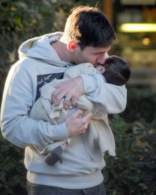 O craque Lionel Messi foi flagrado pela primeira vez em um passeio com o filho Thiago, que tem pouco mais de um mês de vida