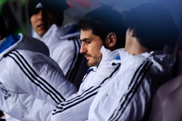 Iker salió bien abrigado al banquillo.