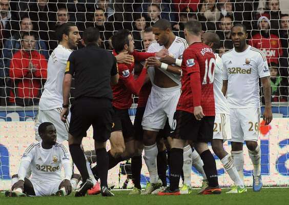 Uma confusão entre o atacante holandês Robin van Persie e o zagueiro Ashley Williams marcou o empate por 1 a 1 entre Swansea e Manchester United neste domingo, pela 18ª rodada do Campeonato Inglês