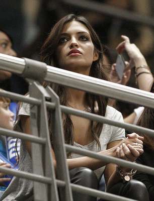 Jornalista Sara Carbonero assiste ao jogo beneficente "Partido por la Ilusión", organizado pelo namorado, o goleiro Iker Casillas