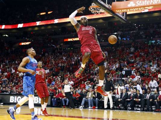 LeBron James terminó con 29 puntos, nueve asistencias y ocho rebotes, Dwyane Wade anotó 21 puntos y el Heat de Miami sobrevivió a un final frenético al vencer a Oklahoma City Thunder 103-97.