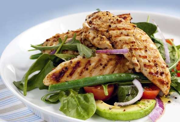 Frango - A proteína do frango gera uma maior sensação de saciedade e, além disso, carnes magras deste tipo ajudam a estabilizar os níveis de açúcar no sangue. Esta é uma boa dica para quem quer reduzir o inchaço e os gazes, porque quando estamos famintos geralmente procuramos por carboidratos ou pelos alimentos cheios de açúcar, que contribuem para isso. Como comer: você pode optar por uma salada com peito de frango, alface, pepino, amêndoas, suco de limão, manjericão e azeite