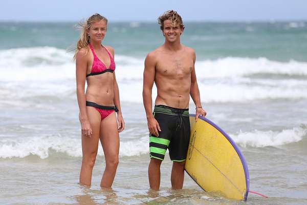 Na Austrália para participar dos torneios que abrem a temporada 2013, a tenista eslovaca Daniela Hantuchova aproveitou para aprender a surfar, acompanhada do profissional Julian Wilson