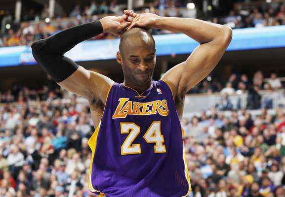 A sequência de cinco vitórias consecutivas do Los Angeles Lakers chegou ao fim diante do Denver Nuggets, que venceu a partida por 126 a 114, apesar dos 40 pontos do ala-armador Kobe Bryant. Além de ter sua sequência de vitórias quebradas, os Lakers, do treinador Mike D'Antoni, mostraram que não sabem priorizar o jogo defensivo, onde os Nuggets foram melhor mesmo com os 40 pontos de Bryant