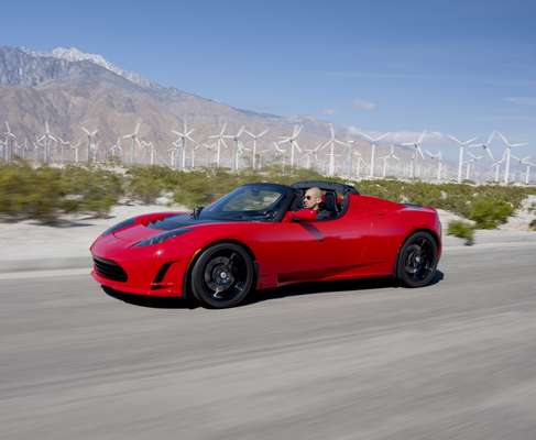 Entre polêmicas e sucessos, a americana Tesla Motors é uma das principais responsáveis por dar esportividade aos modelos 100% elétricos. A montadora apresentou ainda em 2006 o Roadster, um esportivo que atinge 100 km/h em 3s7, mas que foi aposentado neste ano com cerca de 2,5 mil unidades comercializadas no mundo
