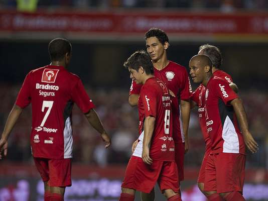 Em jogo festivo no Morumbi, nesta quinta-feira, o time de Amigos do Zico empatou por 4 a 4 com as Estrelas do Brasil. O resultado só foi decidido no último lance, quando Conca marcou um belo gol para salvar o anfitrião e deixar tudo igual