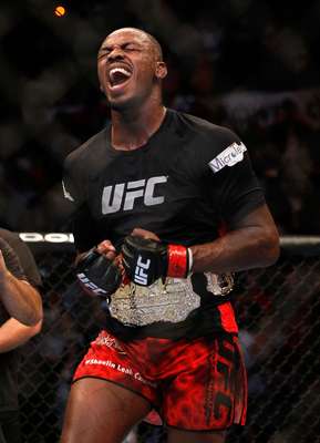 O americano Jon Jones foi o grande astro do World MMA Awards 2012, principal premiação do mundo das artes marciais mistas. "Bones" levou o prêmio de lutador do ano, troféu mais cobiçado da noite, e confirmou seu status de sensação do UFC. Confira os outros prêmios: