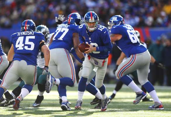 Eli Manning lanzó cinco touchdowns, la mejor cifra de su carrera, y los Giants de Nueva York vencieron 42-7 a los Eagles de Filadelfia. No obstante, los Giants quedaron fuera de los playoffs, luego que los Bears derrotasen a los Lions. (Con información de AP)
