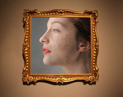 Todos sabem que beber água é essencial para a beleza da pele. Mas nem todo mundo conhece de fato os benefícios que o líquido traz à aparência. O site Bellasugar pediu a um especialista, o dermatologista Craig Shishido, de São Francisco, nos Estados Unidos, para explicar estas vantagens. Confira - 1. A pele pode ser comparada a uma esponja. Quando seca, fica dura, enrugada e contraída. Ao contrário, quando molhada, se expande. A pele precisa de água para expandir-se também