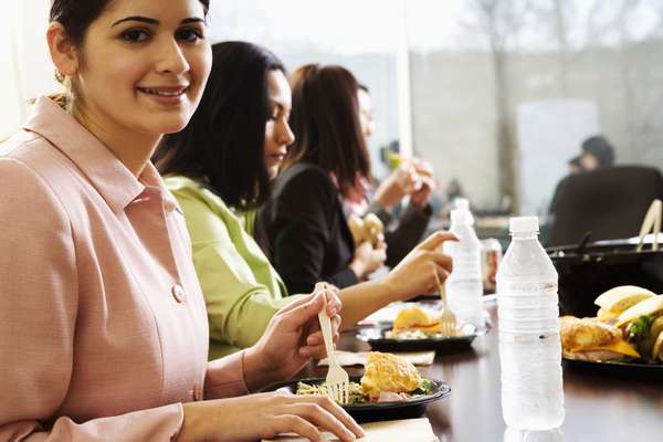Faça escolhas saudáveis: procure evitar o consumo excessivo de gorduras ou carboidratos simples que não colaboram para manter altos os níveis de energia do corpo. Opte por carnes magras ou ovos, combinados com vegetais e frutas que deixarão o corpo saciado e desperto