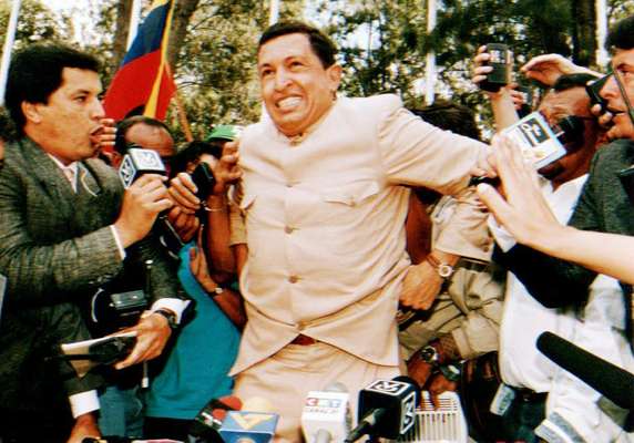 O tenente Hugo Chávez concede entrevista coletiva após ser libertado da prisão, em março de 1994, depois que as acusações contra ele foram retiradas - Chávez havia sido preso acusado de liderar uma tentativa de depor o ex-presidente Carlos Andres Perez em um golpe de Estado