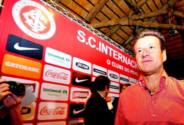 O elenco do Internacional se reapresentou de forma rápida na tarde desta quinta-feira, com a presença do técnico Dunga. Ele não chegou a fazer qualquer discurso, mas foi tietado pela torcida no Centro de Eventos do Beira-Rio