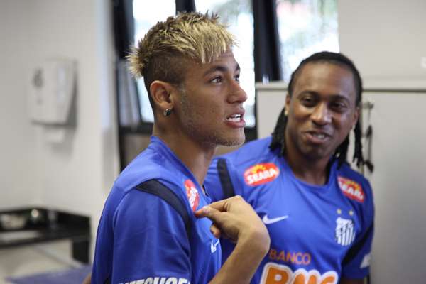 Elenco do Santos se reapresentou nesta quinta-feira no CT Rei Pelé; principal astro do time, atacante Neymar apareceu loiro