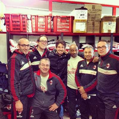 Contratado pelo Corinthians, o atacante Alexandre Pato aproveitou a sexta-feira para se despedir do Milan, clube que defendeu por cinco temporadas. O jogador foi a Milanello, CT da equipe italiana, e posou para fotos com funcionários do local