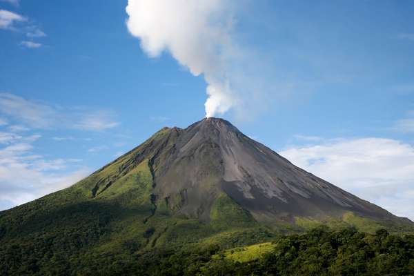 Grandiosidade e mistério de oito vulcões inativos e dormentes atraem aventureiros para o Caribe