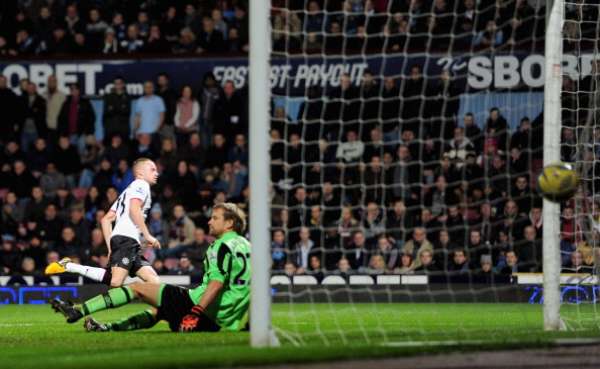 Tom Cleverley adelantó al United tras un servicio del 'Chicharito' Hernández.