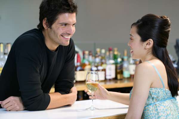 Use o barman como aliado: para o plano dar certo, é essencial que o barman esteja do seu lado. Certifique-se de trata-lo com respeito e não como um lacaio. Se a linguagem do corpo diz que você é um idiota, não importa quais palavras ele usar quando entregar a bebida a ela. Ao enviar bebidas a mulheres, o barman é o seu braço direito