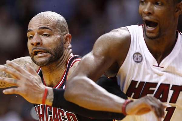 El alero Carlos Boozer brilló este viernes en la NBA con 27 puntos y 12 rebotes que consolidaron la victoria 96-89 de los Chicago Bulls sobre los campeones vigentes Miami Heat.