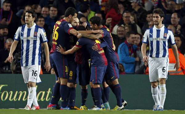 Jogando no Estádio Camp Nou, Barcelona venceu o Espanyol por 4 a 0, graças a gols marcados antes dos 30min do primeiro tempo; resultado manteve equipe azul-grená invicta na liderança do Campeonato Espanhol