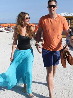 Sofia Vergara inicia el año asoleándose en Miami en compañía de su prometido, Nick Loeb.