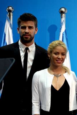 GERARD PIQUÉ Y SHAKIRAPrimero lo negaron, después ella terminó su eterno noviazgo con Antonio de la Rúa. Finalmente aceptaron ser pareja y ahora hasta tienen un hijo. Ella está loca con su tigre, waka waka.