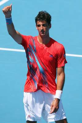 O brasileiro Thomaz Bellucci abriu a temporada 2013 com vitória. Na madrugada desta segunda-feira, o tenista, número 32 do mundo, superou o belga David Goffin, o 50, pela abertura do ATP 250 de Auckland, na Nova Zelândia. O paulista superou uma desvantagem de 2/5 na primeira parcial antes de reagir e conseguir o triunfo em sets diretos de 7/6 (7-5) e 6/2. O duelo durou uma hora e 14 minutos