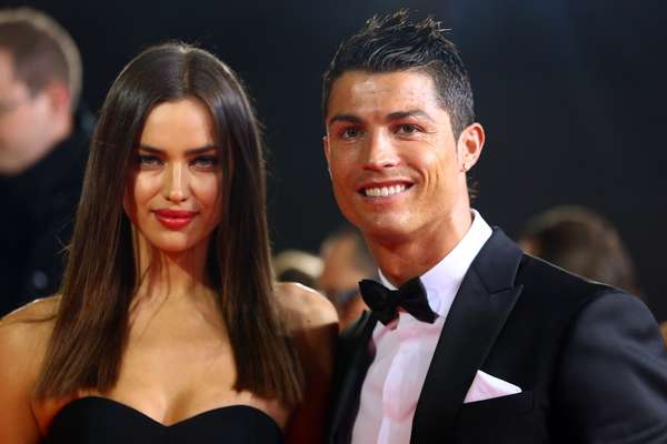 Ausente na edição de 2012 da festa da Fifa, Cristiano Ronaldo desta vez marcou presença em Zurique e levou a sua namorada Iryna Shayk para a Bola de Ouro; o português, no entanto, mais uma vez perdeu o prêmio para Lionel Messi; veja fotos de bastidores da festa