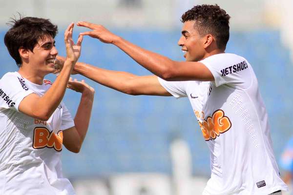 Com gol de Stéfano Yuri (à esquerda), Santos venceu o São Mateus-ES por 1 a 0 e se manteve na liderança do Grupo V da Copa São Paulo 2013