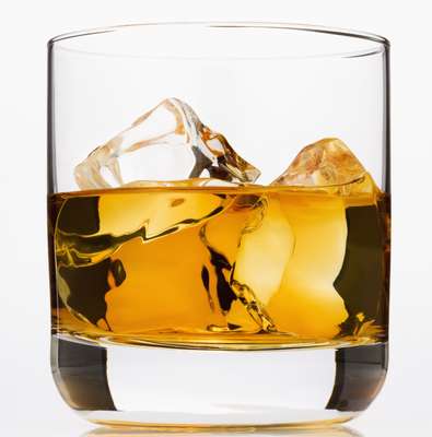 A bebida alcoólica pode parecer um excelente incetivo para tornar a vida sexual mais atraente, já que estudos apontam que o álcool ajuda a superar sentimentos de inadequação e, por isso, está associado a uma vida sexual melhor. Mas os benefícios não vão além de deixar o corpo relaxado e diminuir um pouco a inibição: beber mais do que um ou dois drinques, dependendo do peso do corpo, pode afetar a capacidade de sentir prazer. Confira os prejuízos, listados pelo site The Huffington Post - É um inibidor do sistema nervoso: a bebida alcoólica atua em partes do cérebro ligadas que estão associadas à excitação e ao prazer. Afeta a respiração, a circulação e a sensibilidade das extremidades