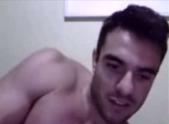 O ex-BBB Daniel Saullo, que namora com a também ex-BBB Mariana Felício, aparece de aliança em um vídeo íntimo no qual faz caras e bocas para uma câmera, enquanto está deitado em uma cama