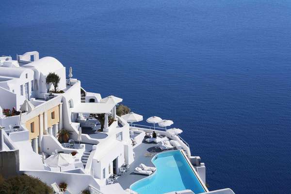 O site de arquitetura e design Architectural Digest selecionou as 15 piscinas mais bonitas do mundo. Confira a seguir.Katikies, Santorini, GréciaConstruído no tradicional estilo das ilhas gregas, com paredes brancas, pontes de madeira e terraços, o hotel Katikies ocupa uma posição privilegiada no topo de um penhasco, de frente para a caldeira de um vulcão extinto. Com 27 quartos charmosos, a propriedade conta com duas piscinas: uma pequena dentro de uma caverna, e uma fantástica piscina de borda infinita com vista para o Mar Egeu