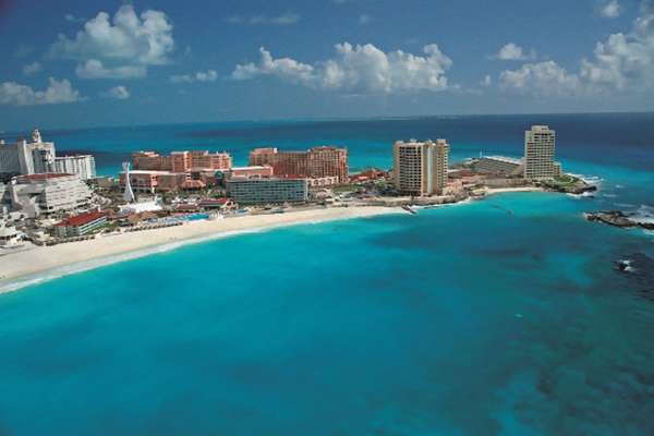 Vista aérea mostra plano geral de Cancun, meca do turismo mexicano e destino de alta procura por parte de brasileiros