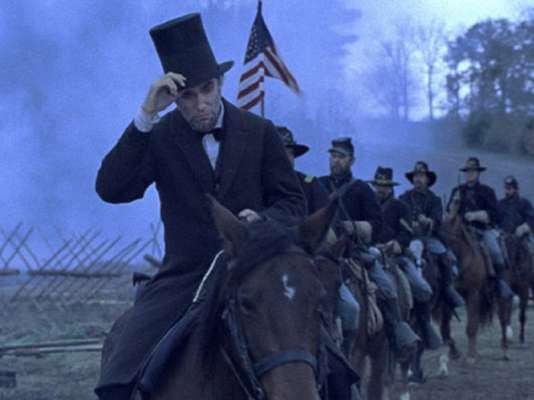 La carrera por el Oscar 2013 ha comenzado y aquí te presentamos los filmes que más nominaciones presentan.En primer lugar se encuentra 'Lincoln', el filme biográfico de Steven Spielberg sobre el decimosexto presidente de EU Abraham Lincoln, que tienen12 nominaciones en total. Lincoln opta por el premio a Mejor Película, Mejor Actor (Daniel Day-Lewis), Mejor Actor de Reparto (Tommy Lee Jones), Mejor Actriz de Reparto (Sally Field), Mejor Director (Steven Spielberg), Mejor Guion Adaptado (Tony Kushner), Mejor Fotografía (Janusz Kaminsk), Mejor Vestuario (Joanna Johnston), Mejor Edición (Michael Kahn), Mejor Música Original (John Williams), Mejor Diseño de Producción (Rick Carter y Jim Erickson) y Mejor Mezcla de Sonido (Andy Nelson, Gary Rydstrom y Ronald Judkins).