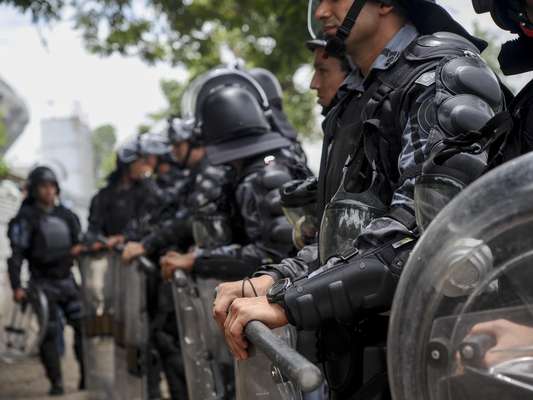 Policiais do Batalhão de Choque cercaram neste sábado o antigo Museu do Índio, prédio vizinho ao Estádio Maracanã, na zona norte do Rio de Janeiro, onde um grupo de indígenas se instalou para resistir à demolição do edifício