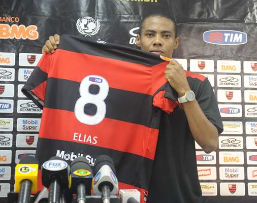 O ex-corintiano Elias foi apresentado oficialmente neste sábado como jogador do Flamengo, onde usará a camisa 8 rubro-negra