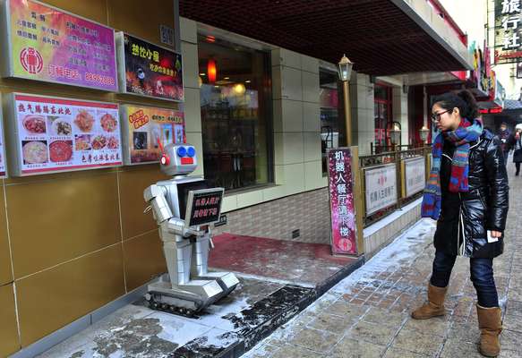 Um restaurante em Harbin, no norte da China, abriu suas portas com 20 robôs desempenhando as funções de garçons e cozinheiros