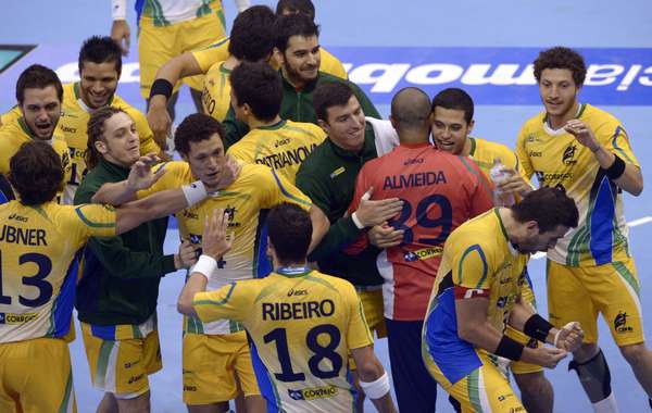 Ao bater a Argentina por 24 a 20, a Seleção Brasileira masculina de handebol conquistou neste domingo sua primeira vitória no Mundial da Espanha, neste domingo.