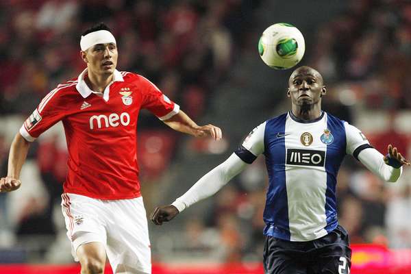O maior clássico do Campeonato Português terminou sem vencedor neste domingo, pela 14ª rodada. Jogando em casa no Estádio da Luz, o Benfica se viu atrás do placar em duas ocasiões, mas conseguiu sustentar um empate por 2 a 2 com o arquirrival Porto