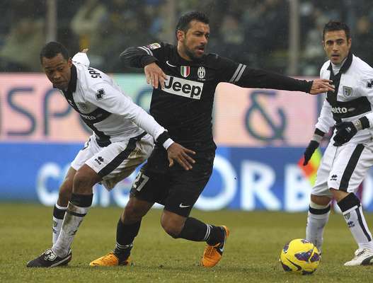 Quagliarella procura espaços diante da marcação do Parma, que resistiu à força da líder Juventus e empatou por 1 a 1
