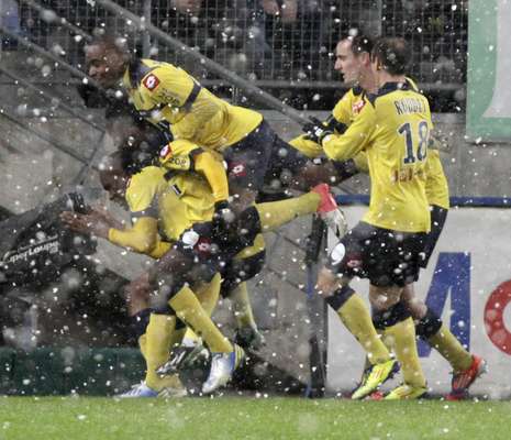 Debaixo de neve, o Olympique poderia encostar no líder Lyon, mas perdeu para o Sochaux por 3 a 1, neste domingo, pelo Campeonato Francês