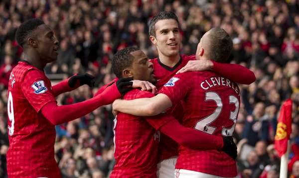 Robin van Persie novamente foi decisivo para o Manchester United neste domingo. No clássico contra o Liverpool, o holandês fez o primeiro e deu a assistência para o segundo gol na vitória por 2 a 1 em Old Trafford