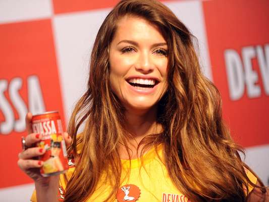A atriz Alinne Moraes foi apresentada na manhã desta segunda feira (14) como a nova madrinha do Camarote Devassa 2013