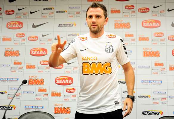 O meia Montillo, enfim, assinou contrato de três anos com o Santos e foi apresentado como principal reforço do clube para a temporada, nesta segunda-feira, na Vila Belmiro