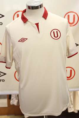 Esta nueva camiseta cuenta con tejido spandex en las mangas para permitir mayor flexibilidad y libertad de movimiento y una pequeña abertura en la manga para mayor comodidad. El fit semi entallado incorpora los secretos mejor guardados de la famosa sastrería inglesa para mayor comodidad del jugador. También cuenta con la tecnología de transporte de humedad manteniendo el cuerpo del jugador fresco y seco, ya que transporta el sudor hacia la superficie.