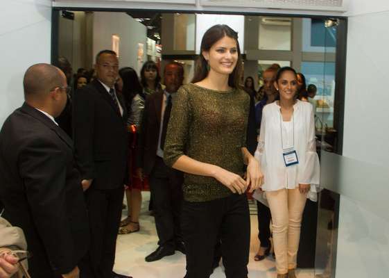 Isabeli Fontana foi mais uma das celebridades a prestigiar a Feira Internacional de Calçados, Artigos de Couro e Acessórios de Moda, a Couromoda, nesta terça-feira (15)