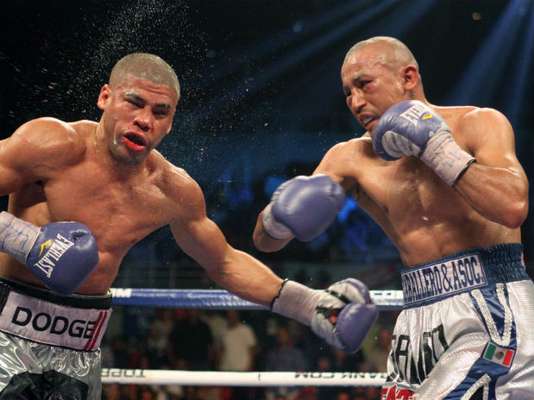Con motivo de la pelea del próximo sábado entre el mexicano Orlando Salido, quien expondrá su campeonato mundial Pluma de la OMB ante el considerado como el más peligroso retador al que puede enfrentarse, el californiano 'Mickey' García, hacemos un conteo de los mejores pesos Plumas y Superplumas del boxeo. Sin duda hay grandes exponentes en esta categoría. Precisamente Salido (derecha) es uno de los mejores en esta división. Se le recuerdan grandes combates como los que sostuvo contra el puertorriqueño Juan Manuel López (izquierda) al que venció ya en dos ocasiones, en 2011 y 2012.