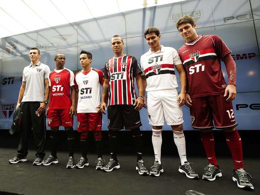 O São Paulo apresentou nesta quinta-feira os novos uniformes para a disputa da temporada 2013