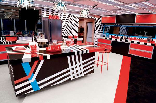 O reality show Big Brother Brasil chega a sua 13ª edição. E a casa mais vigiada do País ganhou uma nova decoração para essa temporada. Apesar de bem montada, o design carregado da cozinha pode torná-la cansativa. "Para o programa vale a dose a mais de vibração. Sou a favor da utilização de cores, grafismos, texturas, porém com moderação e de acordo com a personalidade do usuário", afirma a arquiteta Fabiana Gimenez. De acordo com cenógrafa responsável pelo projeto da casa, Leila Pinheiro , o excesso de vermelho e de informações tem o objetivo de fato de incomodar. "O ambiente está legal para uma temporada, reúne tendências, mas se colocar algo assim em sua casa vai enjoar muito rápido", diz a arquiteta e decoradora Cristina Wehba